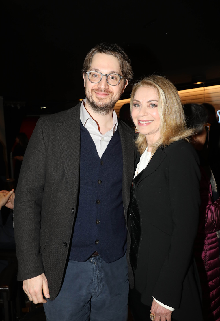 Έλλη Στάη: Στο θέατρο με τον σύντροφό της, Νίκο Μουνδρέα και τον γιο της, Μάρκο Κατσίμη – Στιγμιότυπα 10 Έλλη Στάη: Στο θέατρο με τον σύντροφό της, Νίκο Μουνδρέα και τον γιο της, Μάρκο Κατσίμη – Στιγμιότυπα