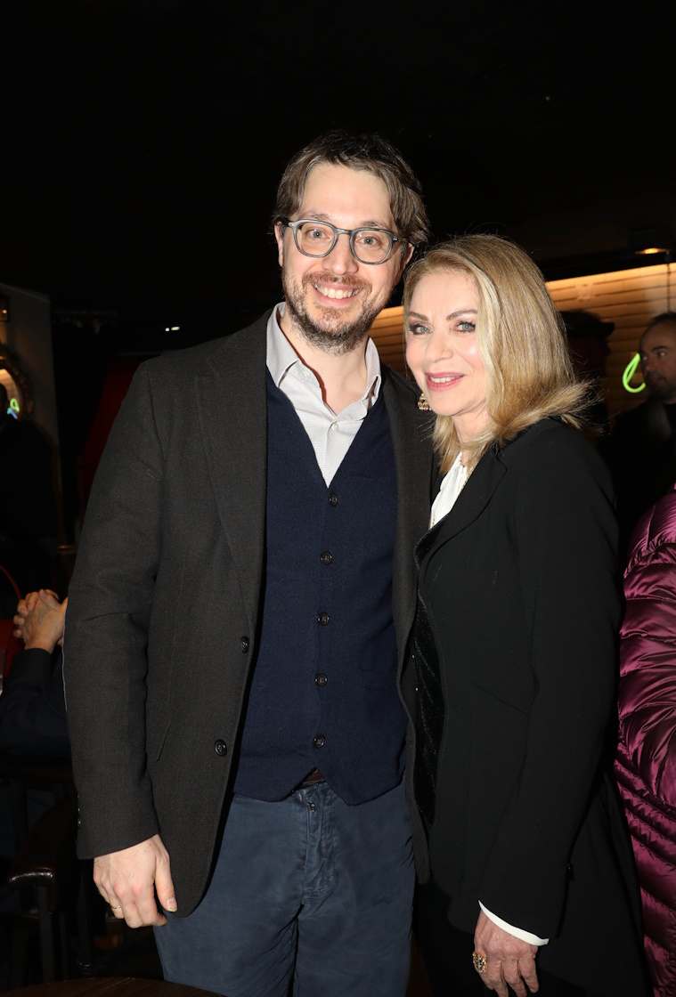 Έλλη Στάη: Στο θέατρο με τον σύντροφό της, Νίκο Μουνδρέα και τον γιο της, Μάρκο Κατσίμη – Στιγμιότυπα 12 Έλλη Στάη: Στο θέατρο με τον σύντροφό της, Νίκο Μουνδρέα και τον γιο της, Μάρκο Κατσίμη – Στιγμιότυπα