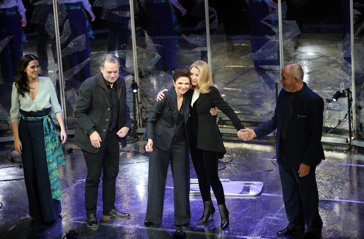 Έλλη Στάη: Στο θέατρο με τον σύντροφό της, Νίκο Μουνδρέα και τον γιο της, Μάρκο Κατσίμη – Στιγμιότυπα 13 Έλλη Στάη: Στο θέατρο με τον σύντροφό της, Νίκο Μουνδρέα και τον γιο της, Μάρκο Κατσίμη – Στιγμιότυπα