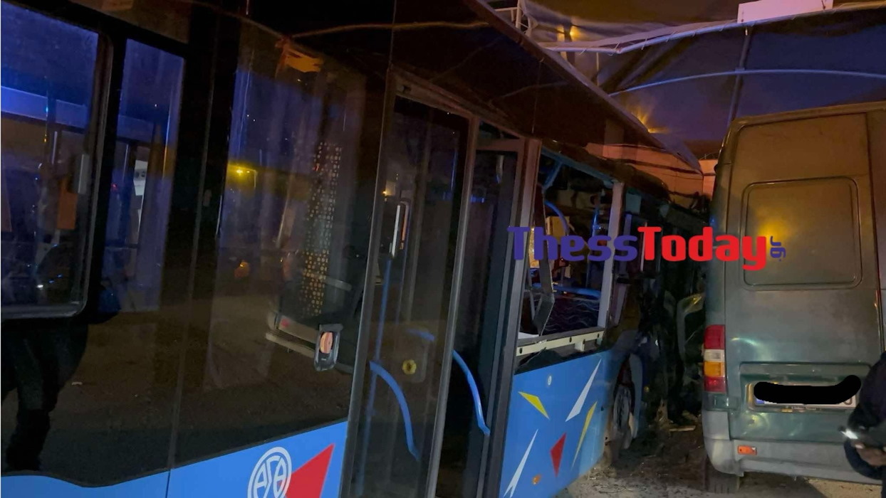 Θεσσαλονίκη: Σοβαρό τροχαίο με λεωφορείο του ΟΑΣΘ– «Καρφώθηκε» σε φορτηγάκι και σε τοίχο 4 Τροχαίο με λεωφορείο στη Θεσσαλονίκη
