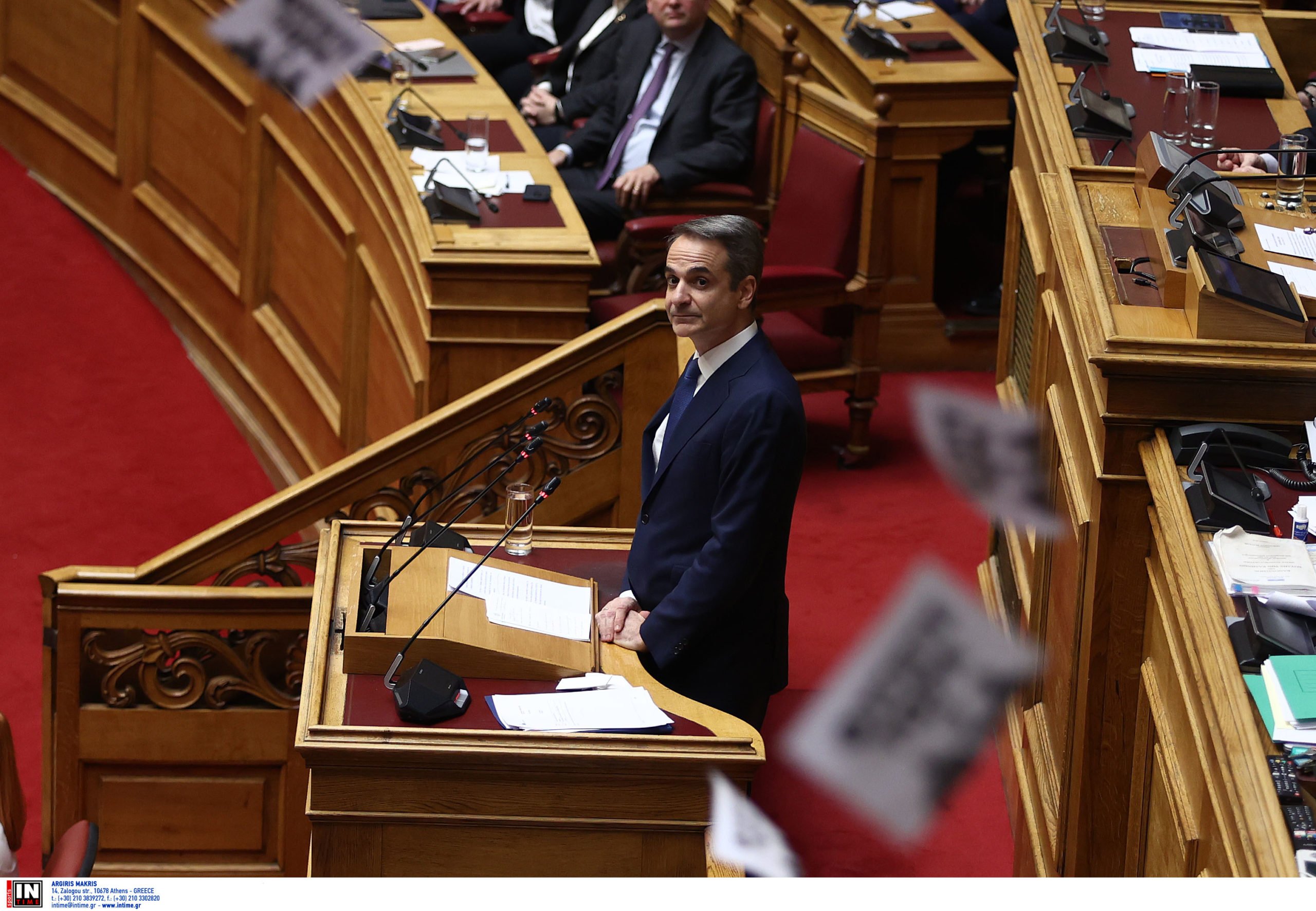 Βουλή: Απορρίφθηκε η πρόταση δυσπιστίας κατά της κυβέρνησης – Η σκληρή αντιπαράθεση των πολιτικών αρχηγών και η αναφορά Μητσοτάκη για εκλογές το 2027