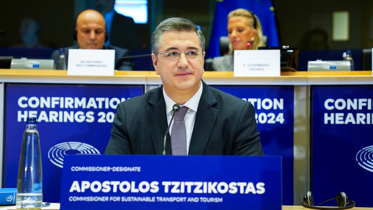 Τζιτζικώστας: «Συνδιαμορφώνουμε με τους νέους τις πολιτικές για το μέλλον των μεταφορών και του τουρισμού»