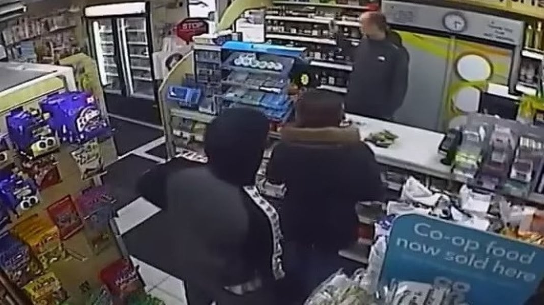 Βίντεο: Ληστής πήγε για τα λεφτά και βγήκε… κουτσαίνοντας – Η ηρωική επέμβαση πελάτισσας με μαύρη ζώνη στο καράτε