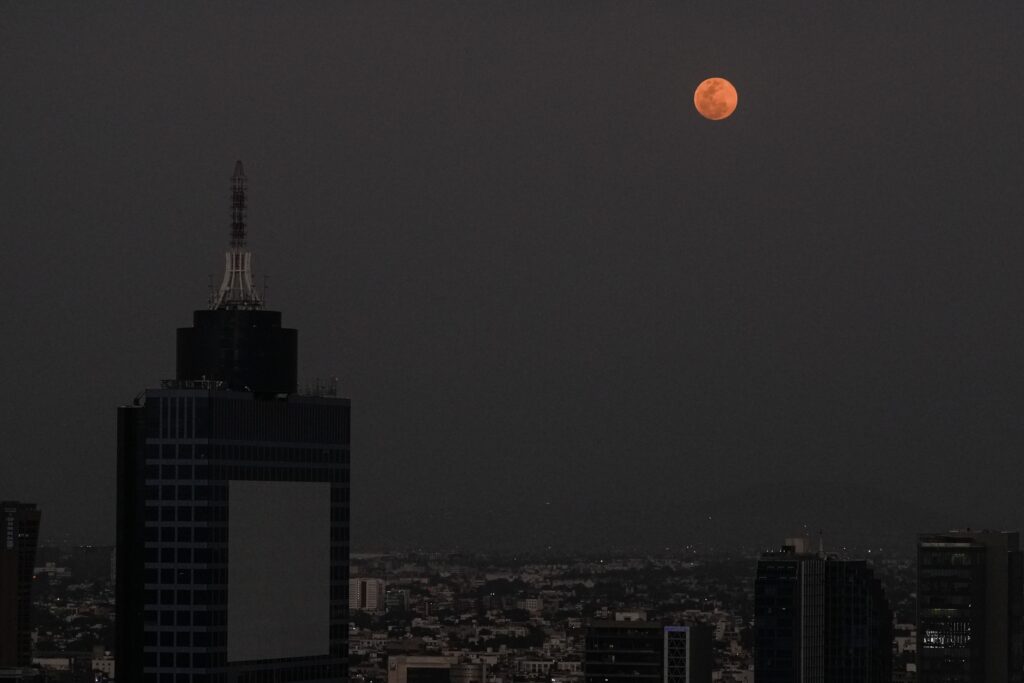 Το «Ματωμένο Φεγγάρι» μέσα από τον φωτογραφικό φακό – Πρόκειται για την πρώτη ολική έκλειψη Σελήνης από το 2022 12 Το «Ματωμένο Φεγγάρι» μέσα από τον φωτογραφικό φακό – Πρόκειται για την πρώτη ολική έκλειψη Σελήνης από το 2022