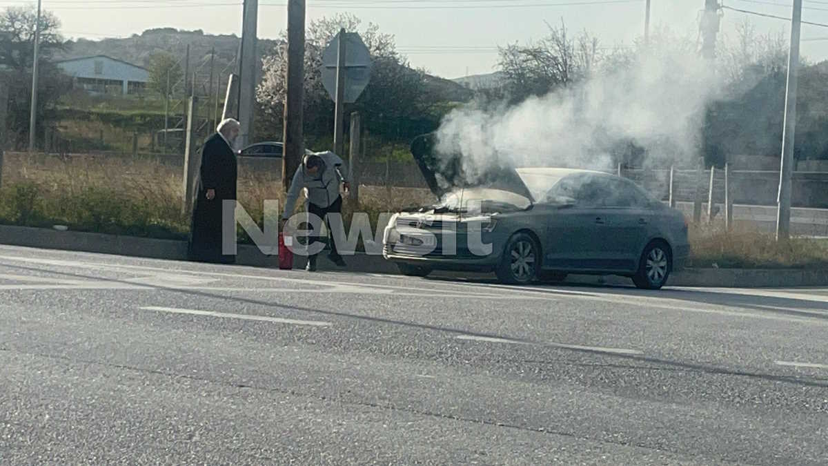 Τρόμος για ιερέα στην Εθνική Οδό – Εν κινήσει το αυτοκίνητό του άρχισε να βγάζει πυκνούς καπνούς 2 Πυκνοί καπνοί από το αυτοκίνητο του ιερέα