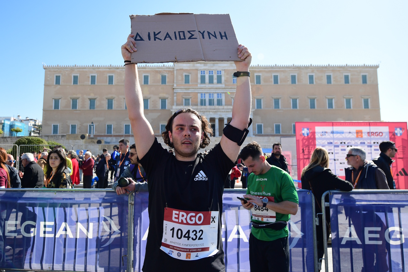 Ημιμαραθώνιος Αθήνας 2025: Δρομείς με πανό για τα 57 θύματα των Τεμπών 7 Ημιμαραθώνιος Αθήνας 2025: Δρομείς με πανό για τα 57 θύματα των Τεμπών