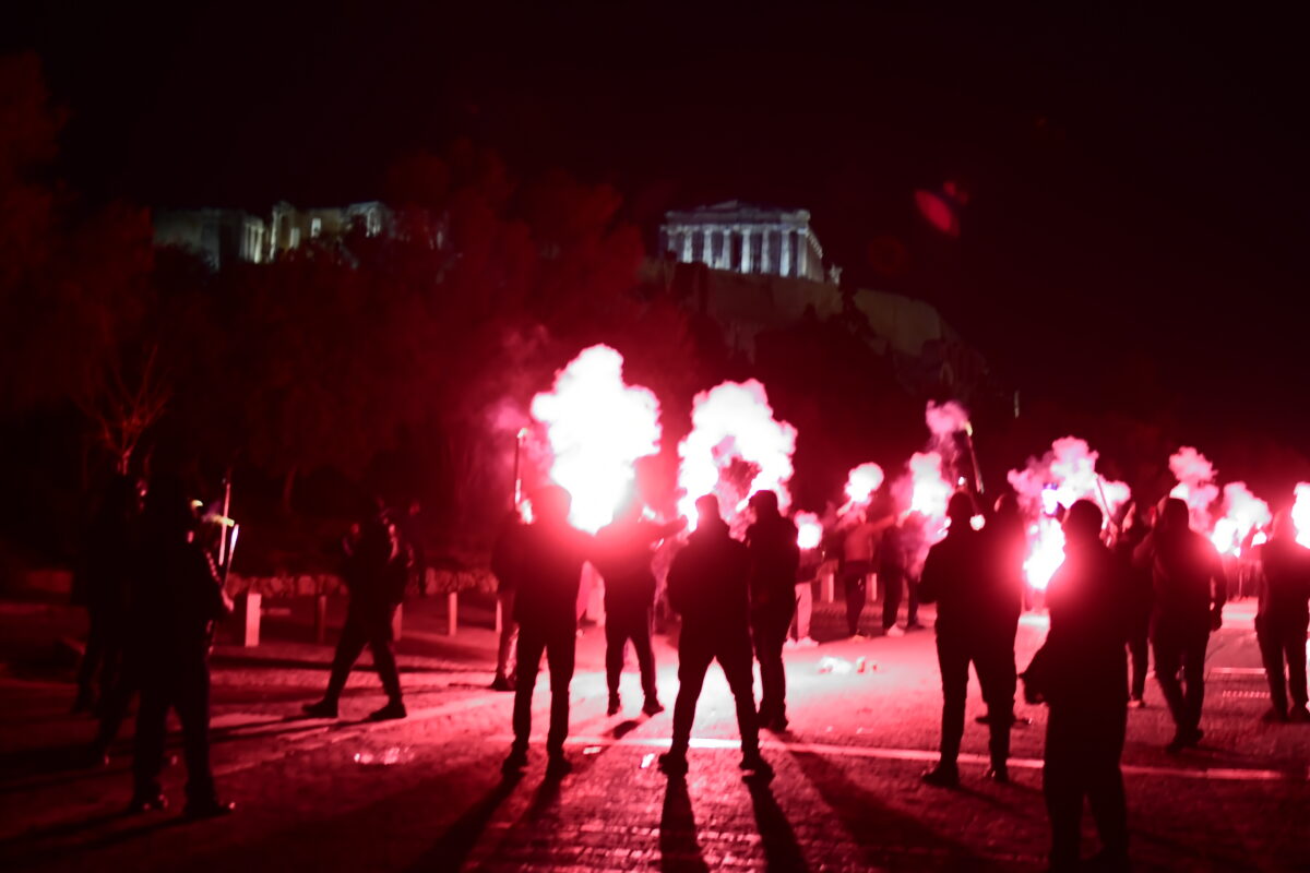 Ολυμπιακός: Φοβερές εικόνες από τον Πειραιά με τα πυροτεχνήματα για τα 100 χρόνια των «ερυθρόλευκων» 12 100 χρόνια Ολυμπιακός