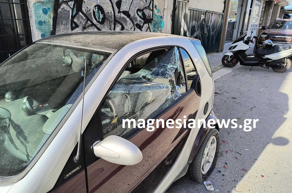 Βόλος: Σοκάρει η περιγραφή της 21χρονης για την επίθεση από τον 37χρονο – «Με κυνηγούσε με μία ”πεταλούδα”» 4 Το αυτοκίνητο της 21χρονης μετά την επίθεση του 37χρονου στον Βόλο