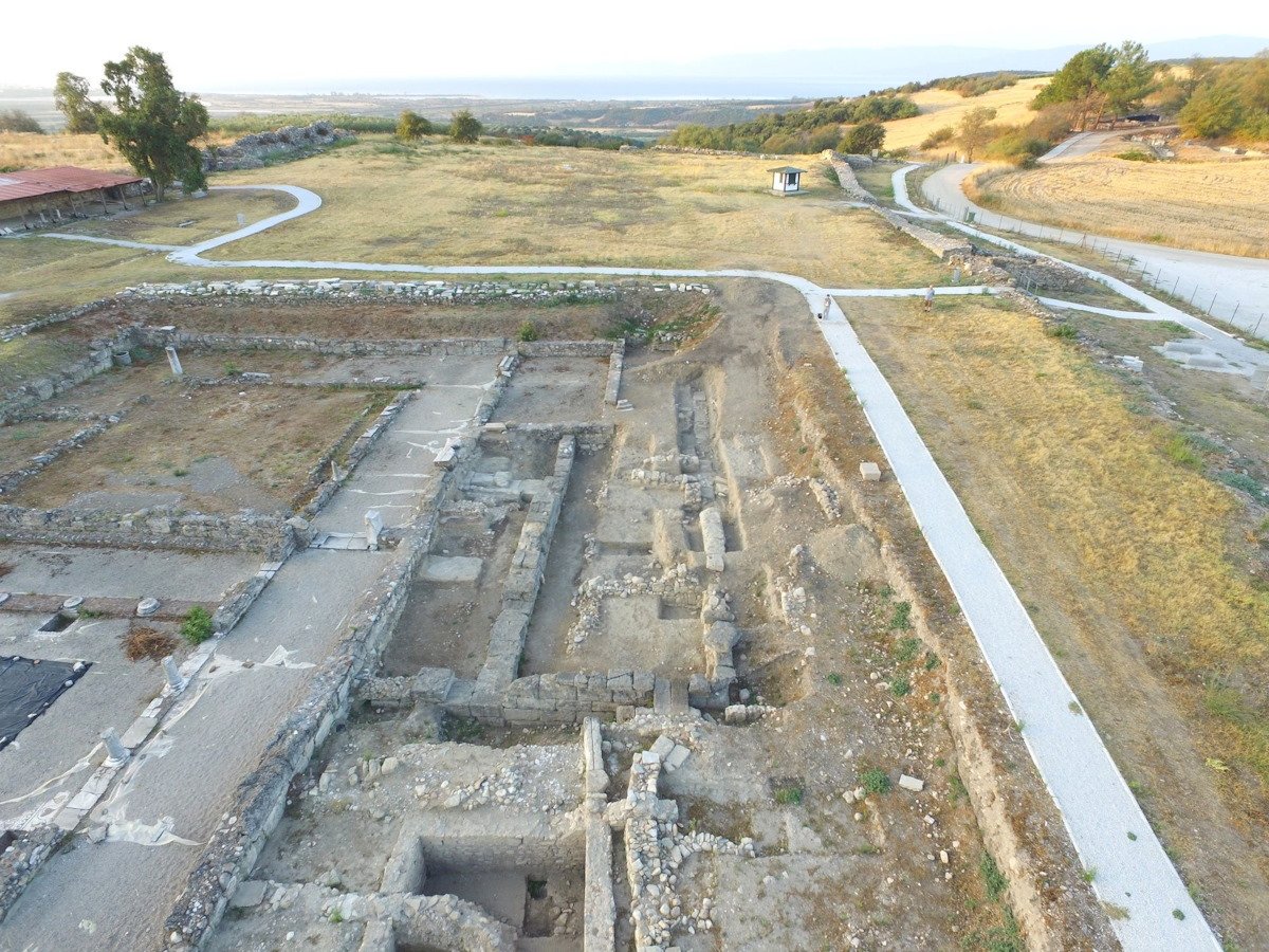 Η ακρόπολη της Αμφίπολης φέρνει στο φως σημαντικά ευρήματα: Το ανθρώπινο δόντι ενός παιδιού και η πήλινη ανάγλυφη κεφαλή του Ασκληπιού 5 Η ακρόπολη της Αμφίπολης
