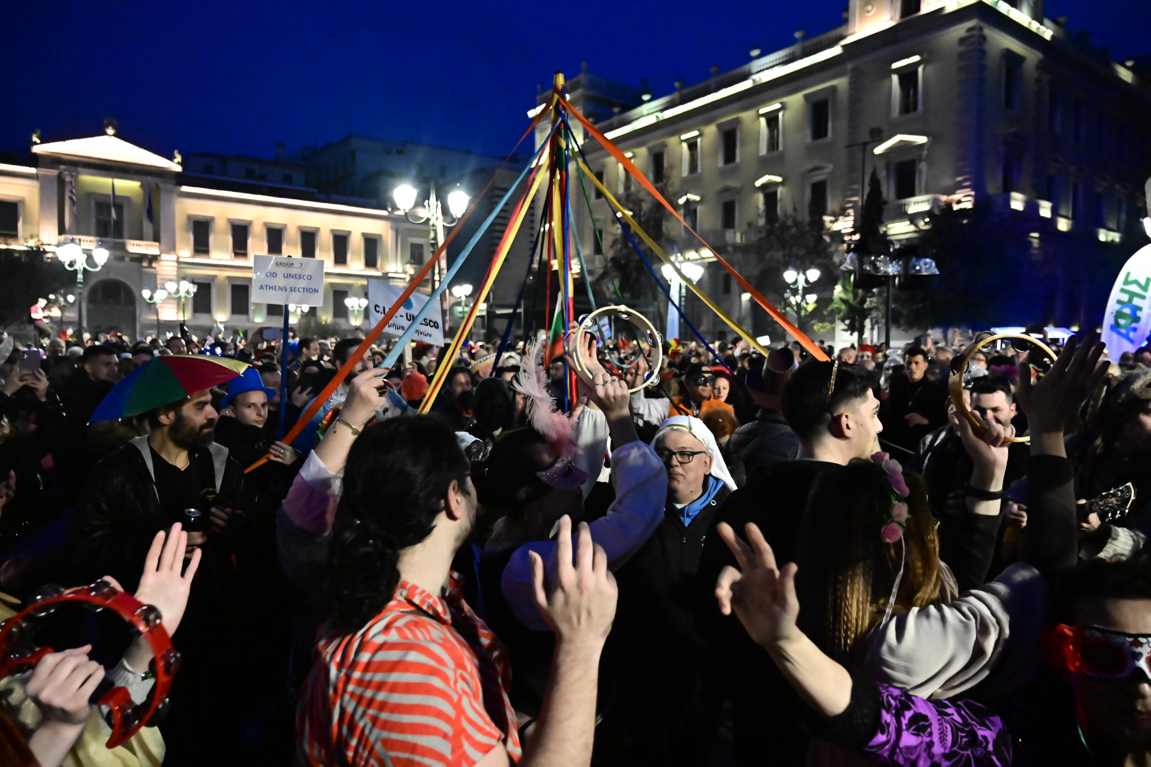 Καρναβάλι στην Αθήνα με ξυλοπόδαρους, κινέζικο δράκο, cheerleaders και κρουστά 6 Καρναβάλι στην Αθήνα με ξυλοπόδαρους, κινέζικο δράκο, cheerleaders και κρουστά