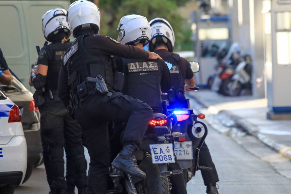 Καλλιθέα: Συνελήφθησαν τέσσερις ανήλικοι για ληστείες – Έκλεβαν συνομηλίκους απειλώντας τους με μαχαίρι