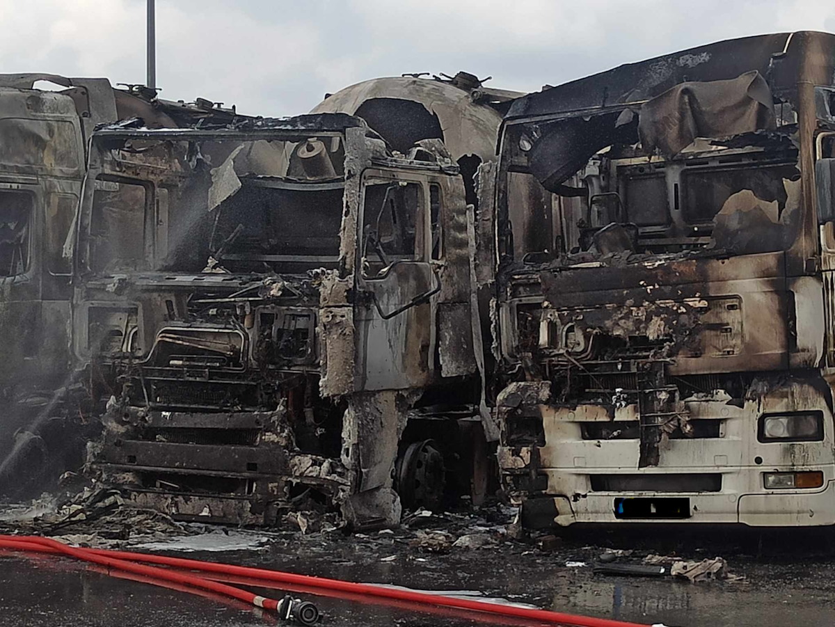 Τέσσερα φορτηγά «λαμπάδιασαν» σε χώρο στάθμευσης στα Γιαννιτσά 3 Τα 4 καμένα φορτηγά στα Γιαννιτσά