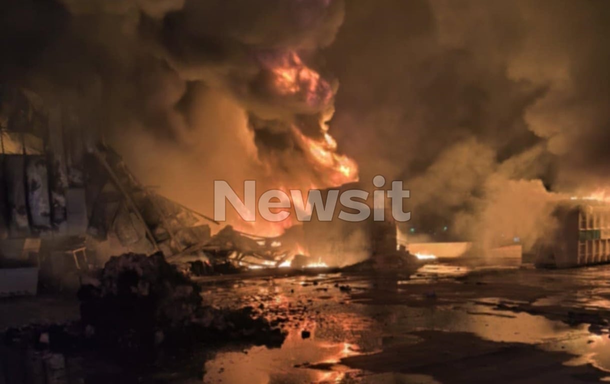 Η φωτιά καταστρέφει ολοσχερώς το εργοστάσιο στη Ριτσώνα: «Έχει πολύ εύφλεκτο υλικό» λέει η δήμαρχος Χαλκιδαίων 7 Φωτιά σε εργοστάσιο στη Ριτσώνα