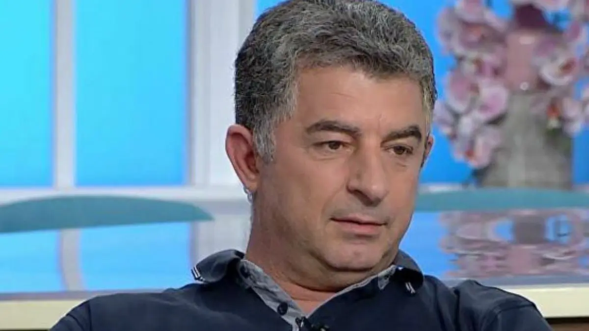 Με “τσακισμένη” φωνή ο Γιώργος Καλλιακμάνης: «Είδα τον Γιώργο Καραϊβάζ, νεκρό… γεμάτο τρύπες» 2 Ο Γιώργος Καραϊβάζ σε τηλεοπτική εμφάνιση