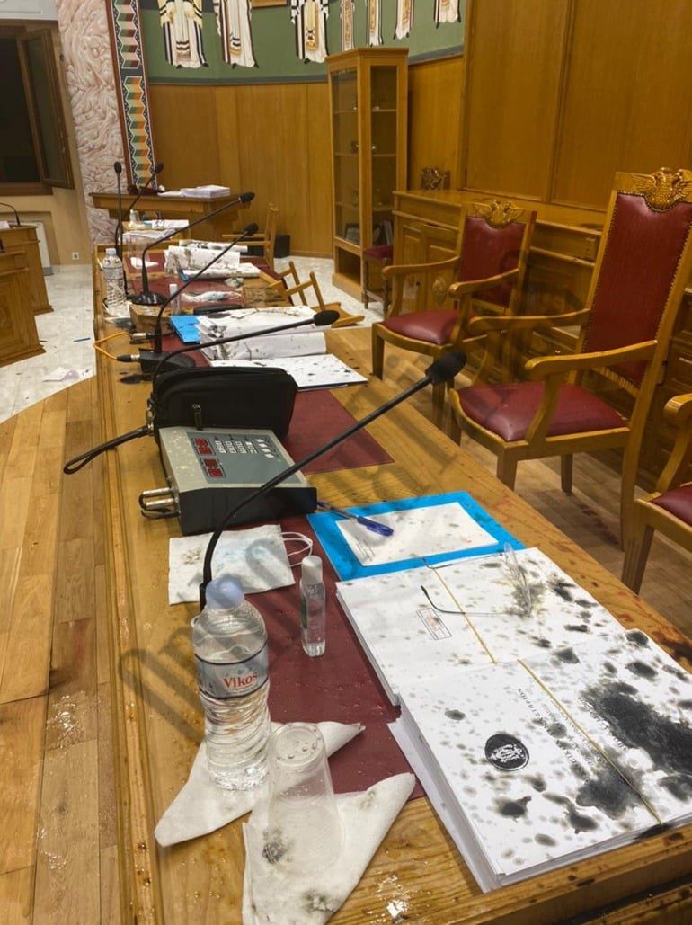 Στο εδώλιο ο βιτριολιστής ιερέας της Μονής Πετράκη – «Το υγρό έσκαβε το δέρμα» κατέθεσε ένας από τους μητροπολίτες 5 Η επίθεση του ιερέα με το βιτριόλι στη Μονή Πετράκη