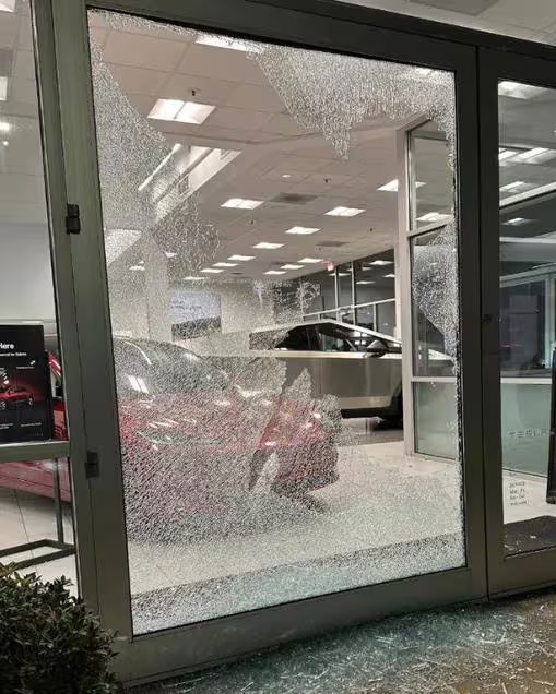 Μολότοφ και εμπρησμοί κατά της Tesla: Η οργή κατά του Μασκ φουντώνει – Το κύμα επιθέσεων που «σαρώνει» τις ΗΠΑ