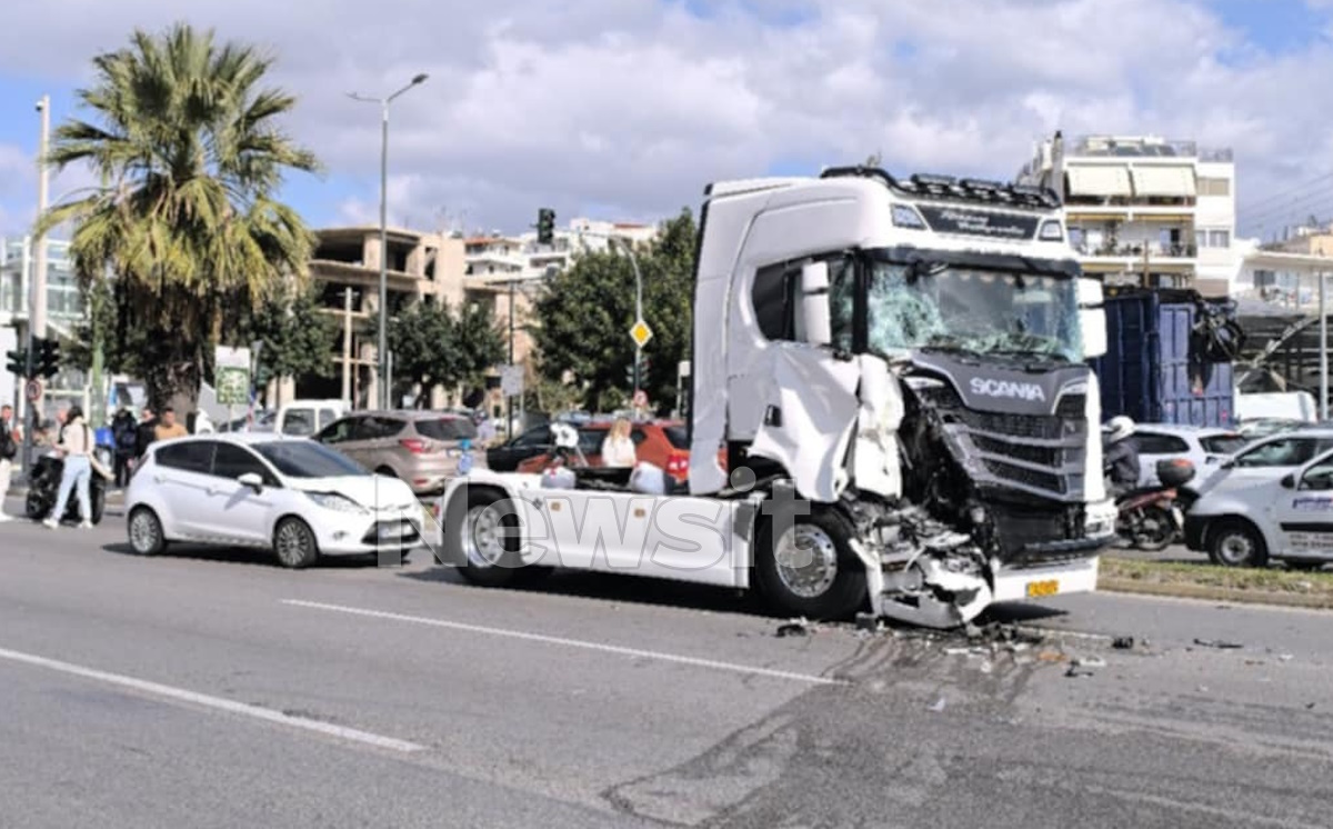 Χαϊδάρι: Εντυπωσιακή καραμπόλα με 5 οχήματα στη Λεωφόρο Αθηνών – Αυτοκίνητο βρέθηκε στο αντίθετο ρεύμα 3 Καραμπόλα στη Λεωφόρο Αθηνών στο Χαϊδάρι