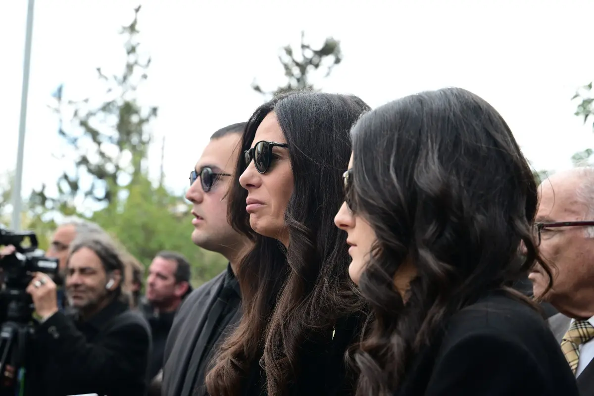Αλέξης Κούγιας: Σε κοινό μέτωπο τα παιδιά του – Οι επόμενες κινήσεις τους 2 Η οικογένεια του Αλέξη Κούγια στην κηδεία του