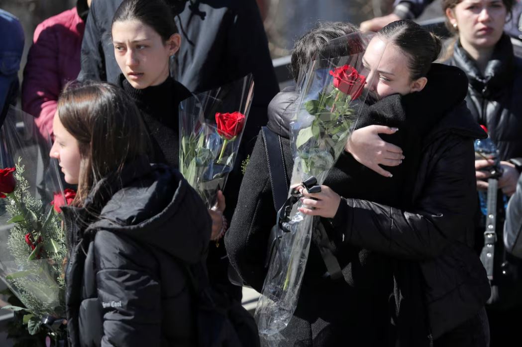 Βόρεια Μακεδονία: Χιλιάδες στα νεκροταφεία για τις κηδείες των θυμάτων της τραγωδίας στο Κότσανι