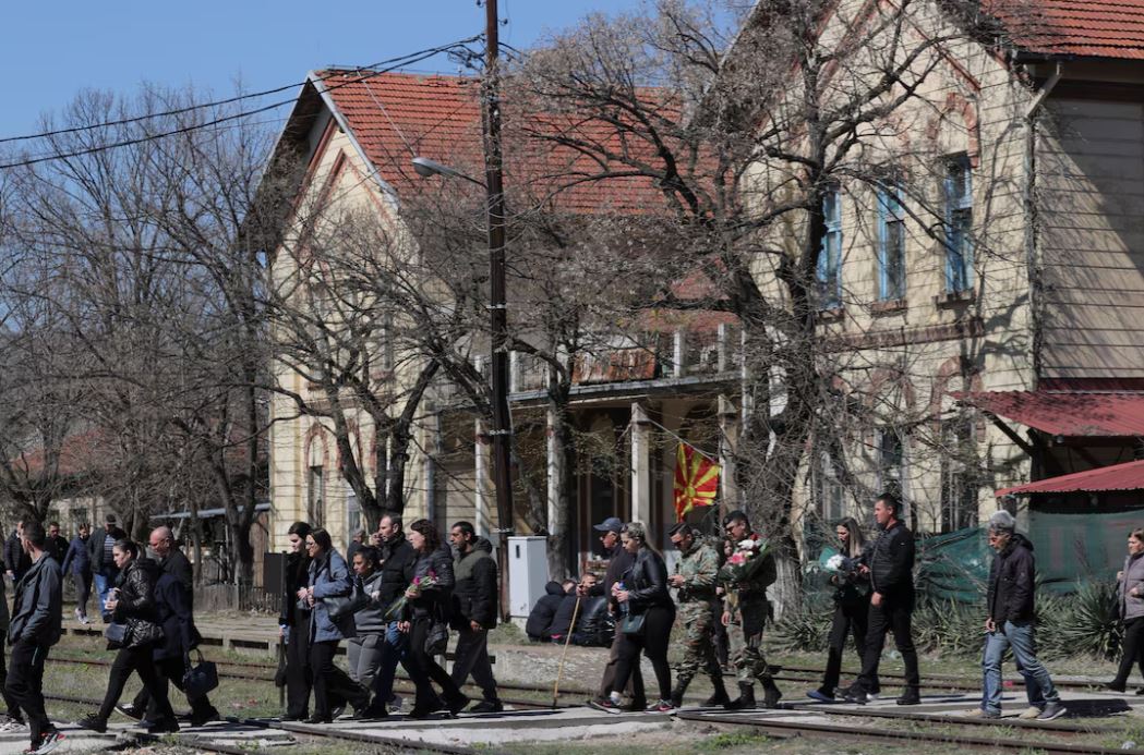 Βόρεια Μακεδονία: Χιλιάδες στα νεκροταφεία για τις κηδείες των θυμάτων της τραγωδίας στο Κότσανι
