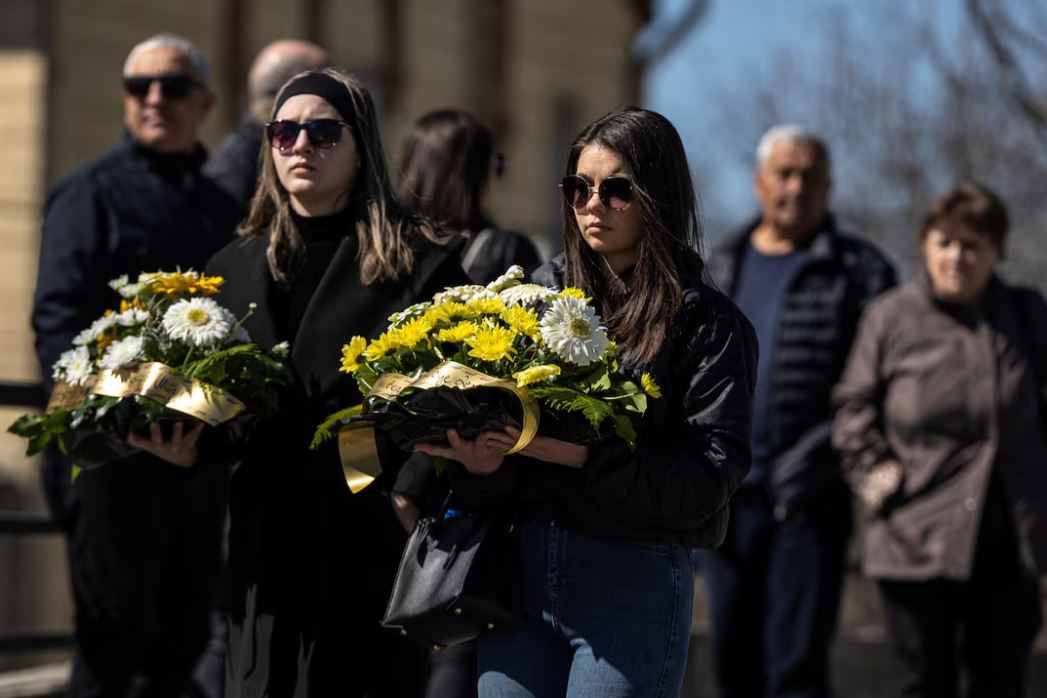 Βόρεια Μακεδονία: Χιλιάδες στα νεκροταφεία για τις κηδείες των θυμάτων της τραγωδίας στο Κότσανι