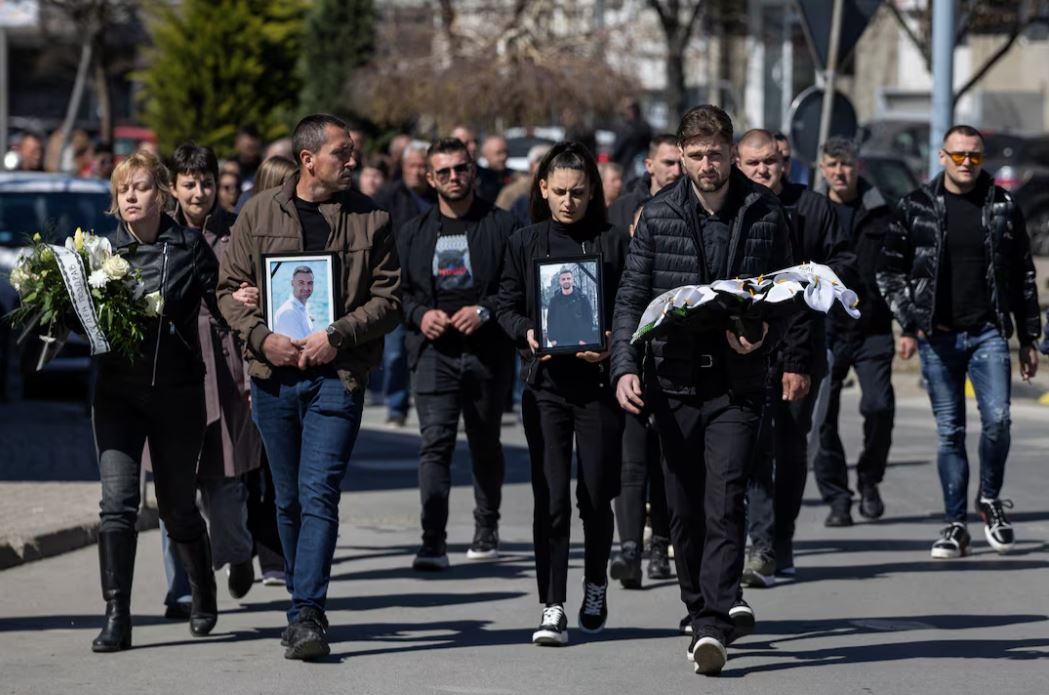 Βόρεια Μακεδονία: Χιλιάδες στα νεκροταφεία για τις κηδείες των θυμάτων της τραγωδίας στο Κότσανι