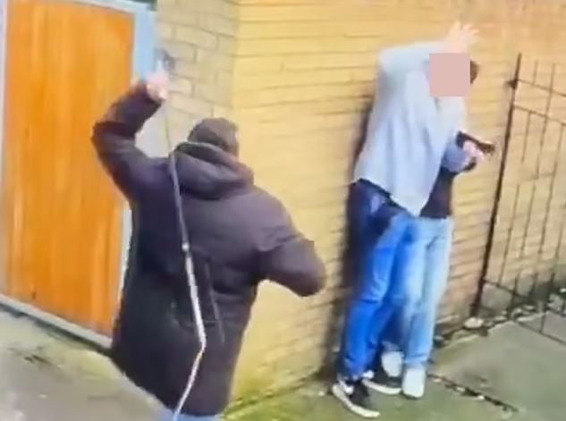 Βίντεο: Αμαξάς… μαστίγωσε πελάτες που έφυγαν χωρίς να πληρώσουν – Έντονες αντιδράσεις στο διαδίκτυο 3 ΜΑΣΤΙΓΙΟ