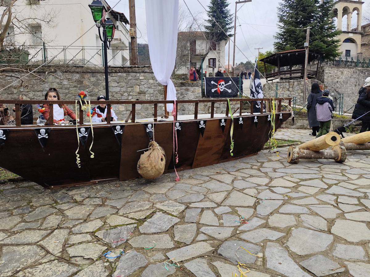 Μετέωρα: Εκατοντάδες μασκαράδες ξεχύθηκαν στο κέντρο για το καρναβάλι 10 Καρναβάλι Μετεώρων