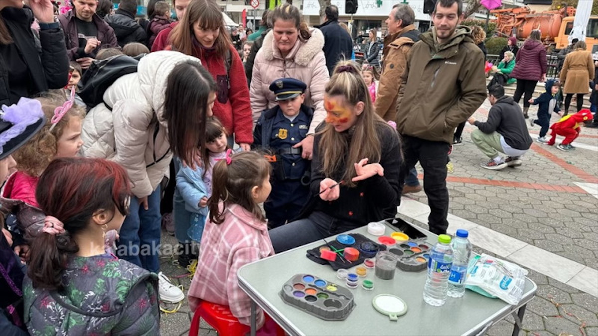 Μετέωρα: Εκατοντάδες μασκαράδες ξεχύθηκαν στο κέντρο για το καρναβάλι 7 Καρναβάλι Μετεώρων