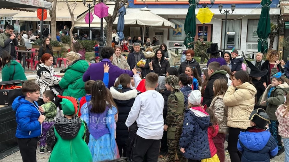 Μετέωρα: Εκατοντάδες μασκαράδες ξεχύθηκαν στο κέντρο για το καρναβάλι 6 Καρναβάλι Μετεώρων