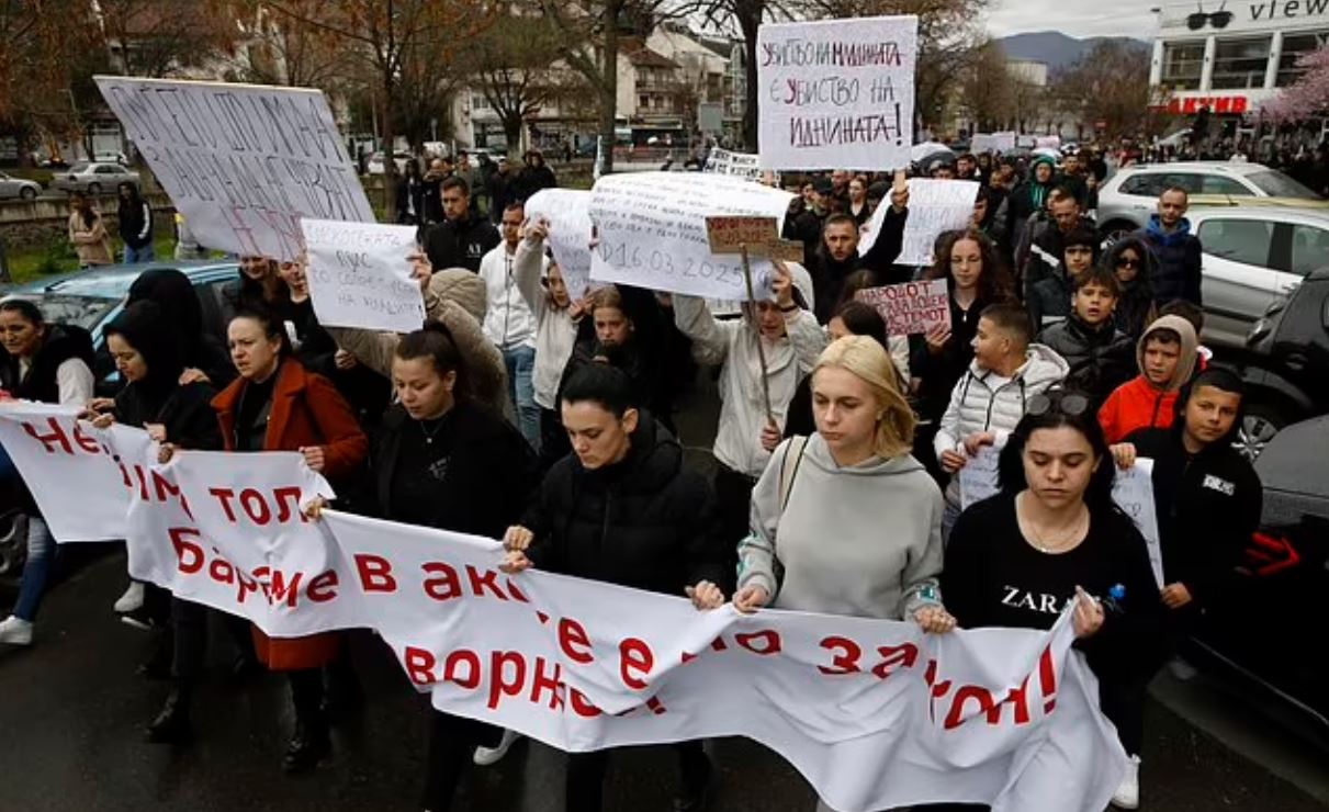 Βόρεια Μακεδονία: Οργή και θλίψη για την πολύνεκρη τραγωδία – Το βίντεο ντοκουμέντο, οι ανατριχιαστικές μαρτυρίες και τα επεισόδια