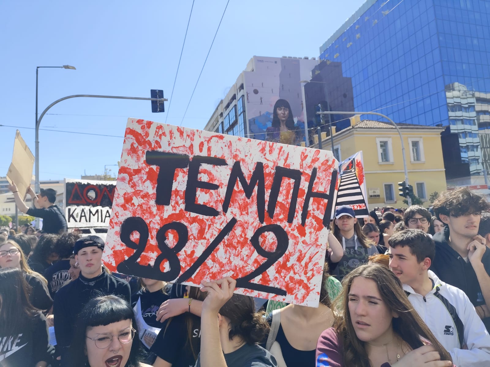 Live το φοιτητικό συλλαλητήριο για τα Τέμπη στα Προπύλαια 12 Φοιτητές με πλακάτ για τα Τέμπη στη συγκέντρωση στα Προπύλαια