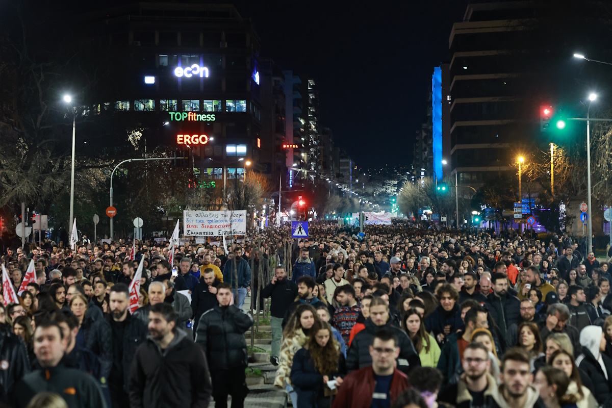 Θεσσαλονίκη: Κοσμοπλημμύρα στο νέο συλλαλητήριο για τα 57 θύματα των Τεμπών 8 Συλλαλητήριο στην Θεσσαλονίκη για το σιδηροδρομικό δυστύχημα των Τεμπών, από εργατικά σωματεία και συνδικάτα, φοιτητικούς συλλόγους, μέλη της εξωκοινοβουλευτικής αριστεράς και του ευρύτερου αντιεξουσιαστικού χώρου