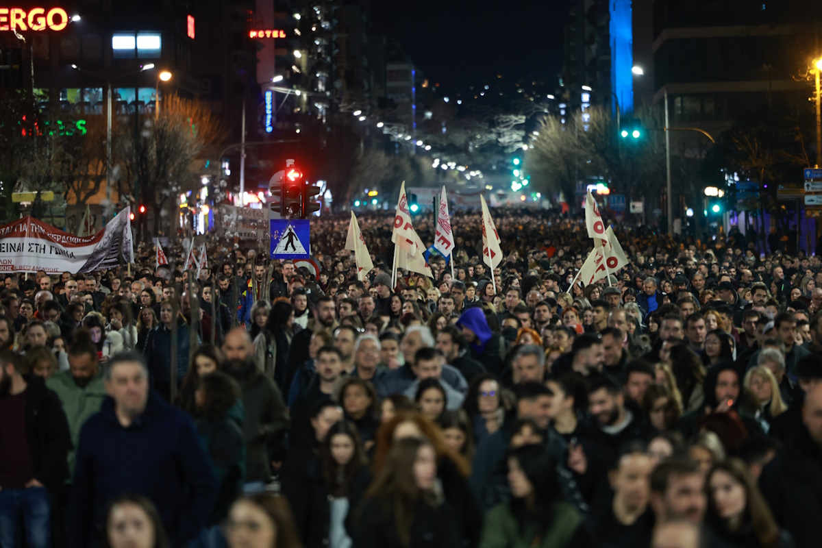 Θεσσαλονίκη: Κοσμοπλημμύρα στο νέο συλλαλητήριο για τα 57 θύματα των Τεμπών 12 Συλλαλητήριο στην Θεσσαλονίκη για το σιδηροδρομικό δυστύχημα των Τεμπών, από εργατικά σωματεία και συνδικάτα, φοιτητικούς συλλόγους, μέλη της εξωκοινοβουλευτικής αριστεράς και του ευρύτερου αντιεξουσιαστικού χώρου