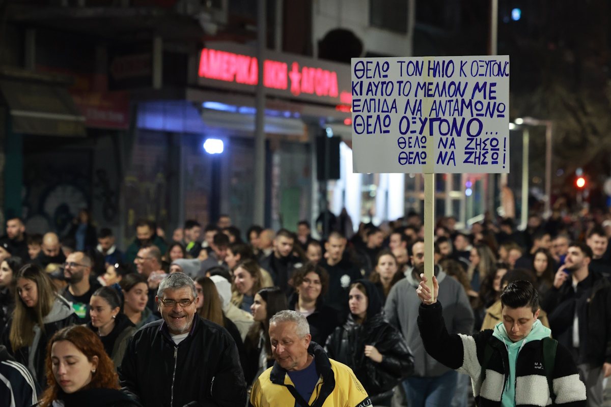 Θεσσαλονίκη: Κοσμοπλημμύρα στο νέο συλλαλητήριο για τα 57 θύματα των Τεμπών 11 Συλλαλητήριο στην Θεσσαλονίκη για το σιδηροδρομικό δυστύχημα των Τεμπών, από εργατικά σωματεία και συνδικάτα, φοιτητικούς συλλόγους, μέλη της εξωκοινοβουλευτικής αριστεράς και του ευρύτερου αντιεξουσιαστικού χώρου