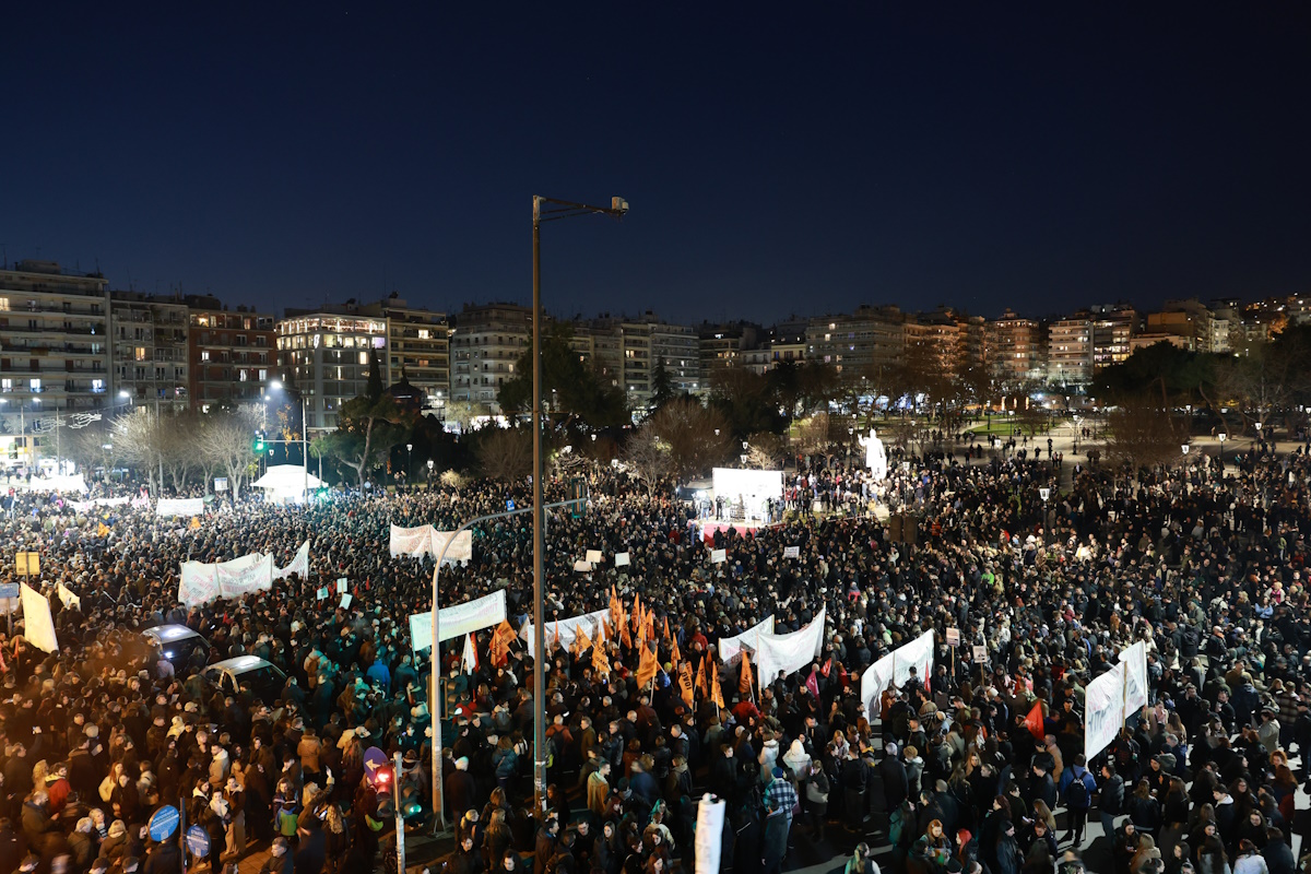 Τέμπη: Χιλιάδες πολίτες σε Θεσσαλονίκη, Πάτρα, Λάρισα στο νέο συλλαλητήριο για τα 57 θύματα 4 Συλλαλητήριο στην Θεσσαλονίκη για το σιδηροδρομικό δυστύχημα των Τεμπών, από εργατικά σωματεία και συνδικάτα, φοιτητικούς συλλόγους, μέλη της εξωκοινοβουλευτικής αριστεράς και του ευρύτερου αντιεξουσιαστικού χώρου