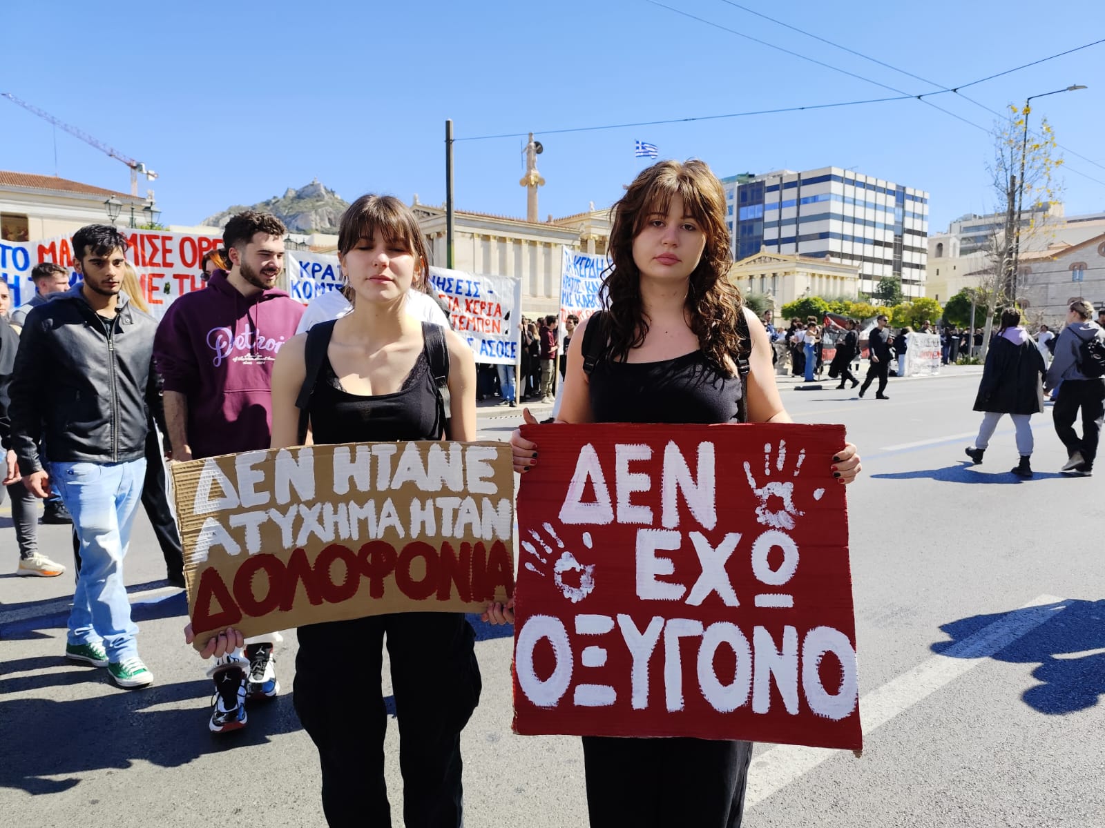 Live το φοιτητικό συλλαλητήριο για τα Τέμπη στα Προπύλαια 10 Φοιτήτριες με πλακάτ «Δεν έχω οξυγόνο» στη συγκέντρωση για τα Τέμπη