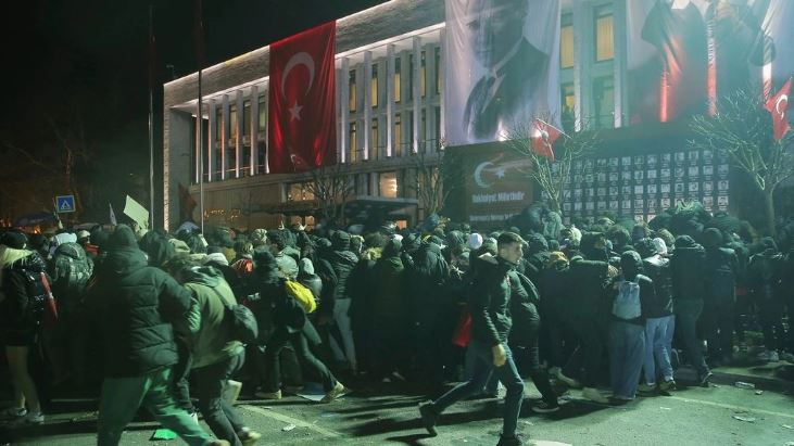 Ιμάμογλου: Ανακηρύχτηκε επίσημα υποψήφιος του CHP για τις προεδρικές εκλογές του 2028 – Η προφυλάκιση και τα μηνύματα από το κελί