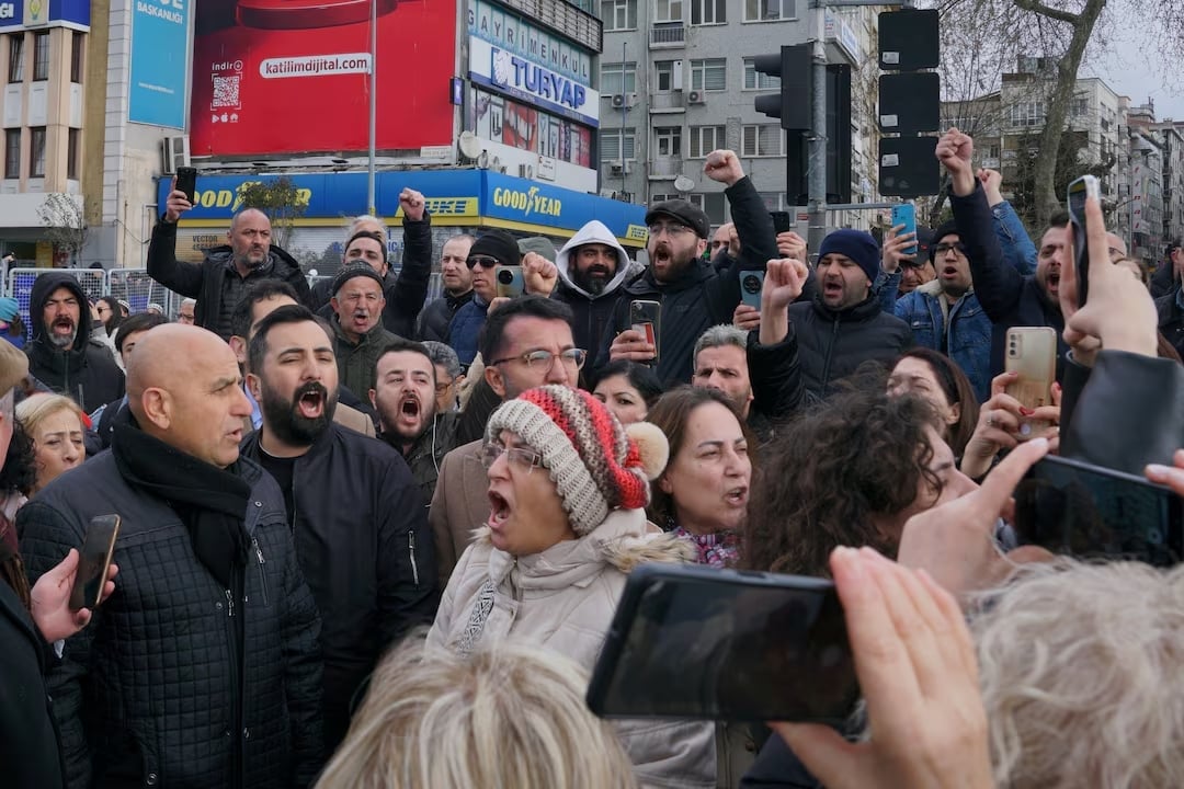 Εκρέμ Ιμάμογλου: Ο πολιτικός που αποκάλυψε τον φόβο του Ερντογάν για το μέλλον του – Το χρονικό της σύλληψης του δημάρχου Κωνσταντινούπολης 17 Εκρέμ Ιμάμογλου: Ο πολιτικός που αποκάλυψε τον φόβο του Ερντογάν για το μέλλον του – Το χρονικό της σύλληψης του δημάρχου Κωνσταντινούπολης