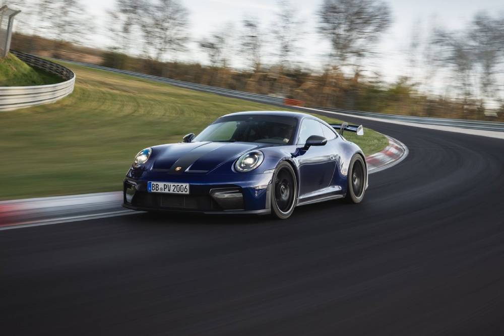 Η Porsche σπάει χειροκίνητο ρεκόρ στο θρυλικό Nurburgring (+video)