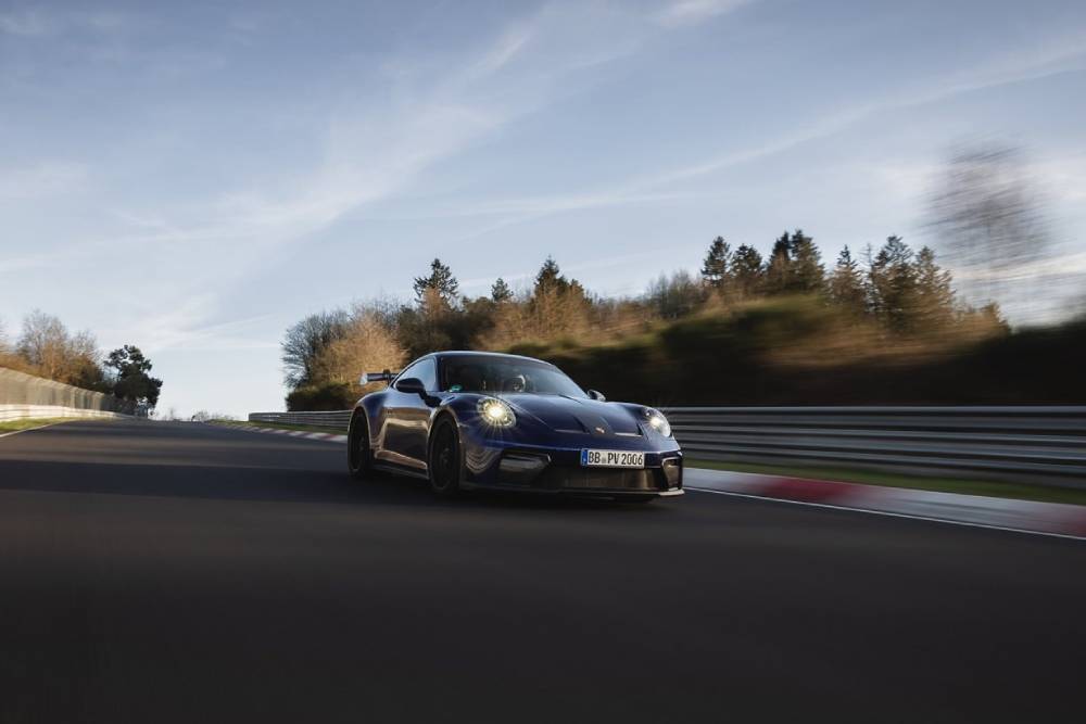 Η Porsche σπάει χειροκίνητο ρεκόρ στο θρυλικό Nurburgring (+video)