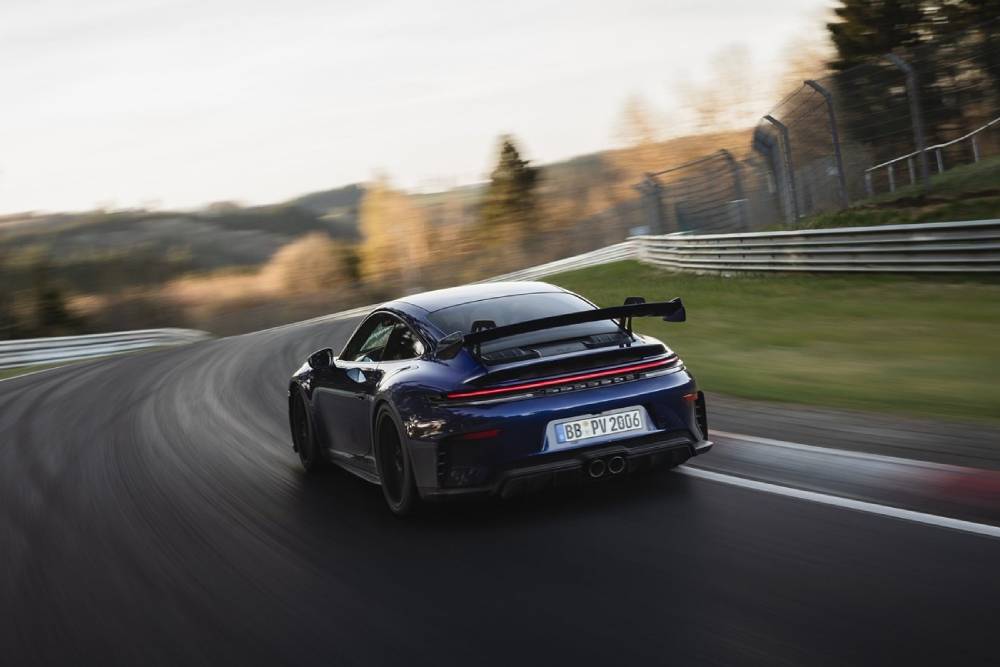 Η Porsche σπάει χειροκίνητο ρεκόρ στο θρυλικό Nurburgring (+video)