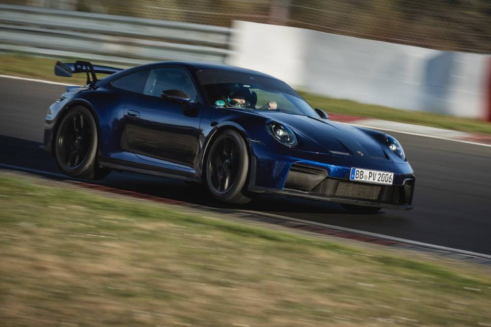Η Porsche σπάει χειροκίνητο ρεκόρ στο θρυλικό Nurburgring (+video)