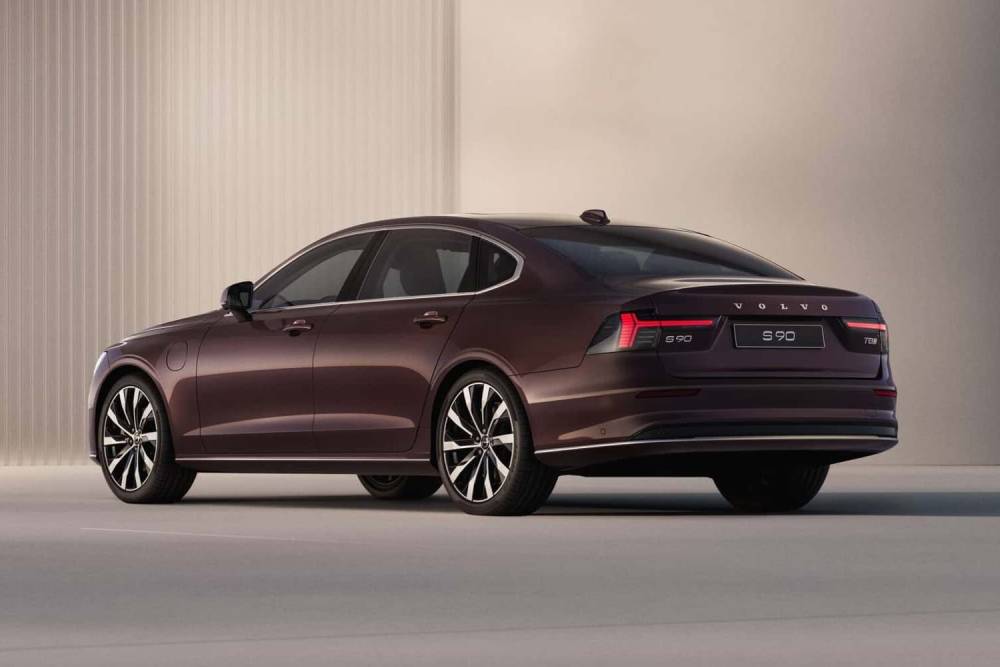 Νέο Volvo S90 για επιχειρηματίες με πάθος για βενζίνη