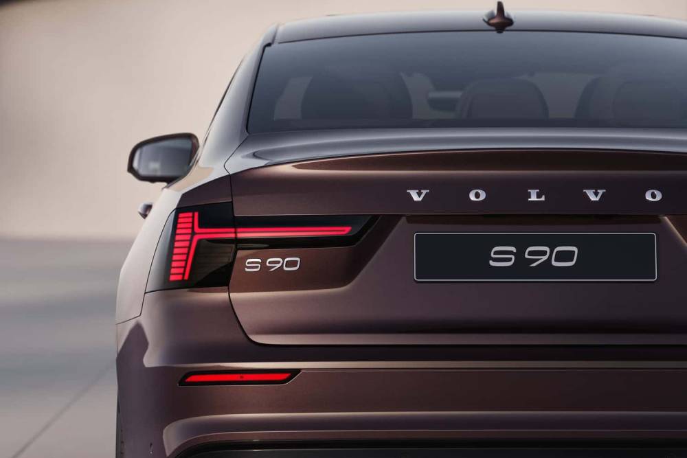 Νέο Volvo S90 για επιχειρηματίες με πάθος για βενζίνη