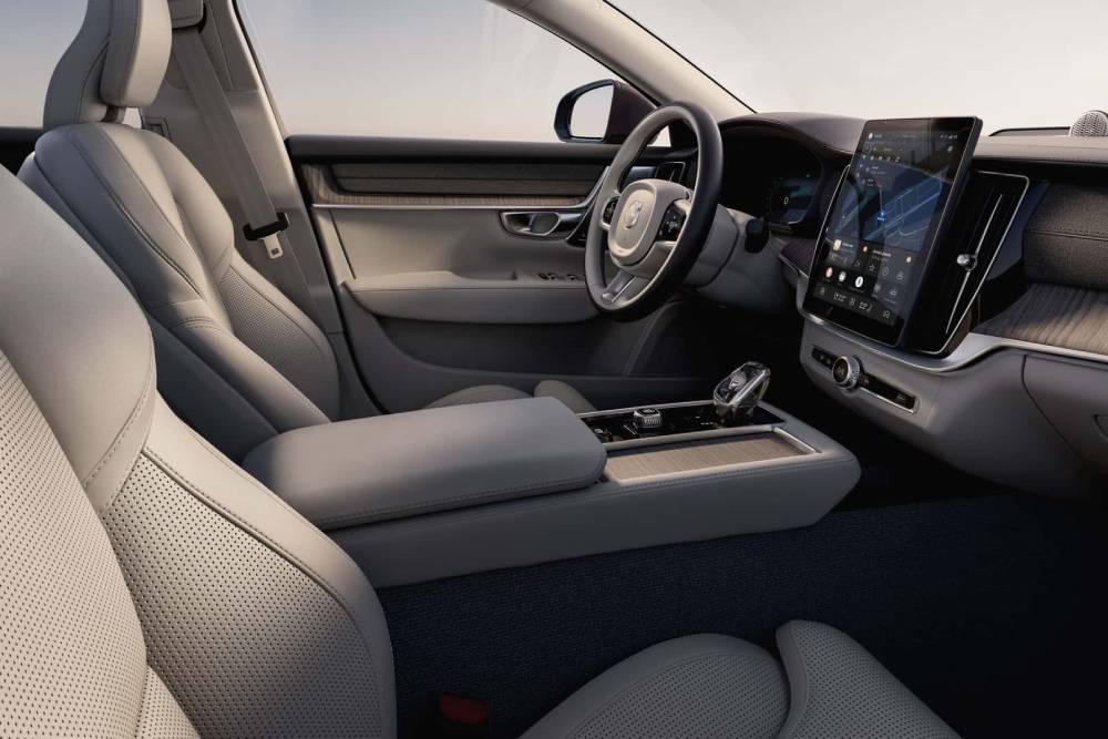 Νέο Volvo S90 για επιχειρηματίες με πάθος για βενζίνη
