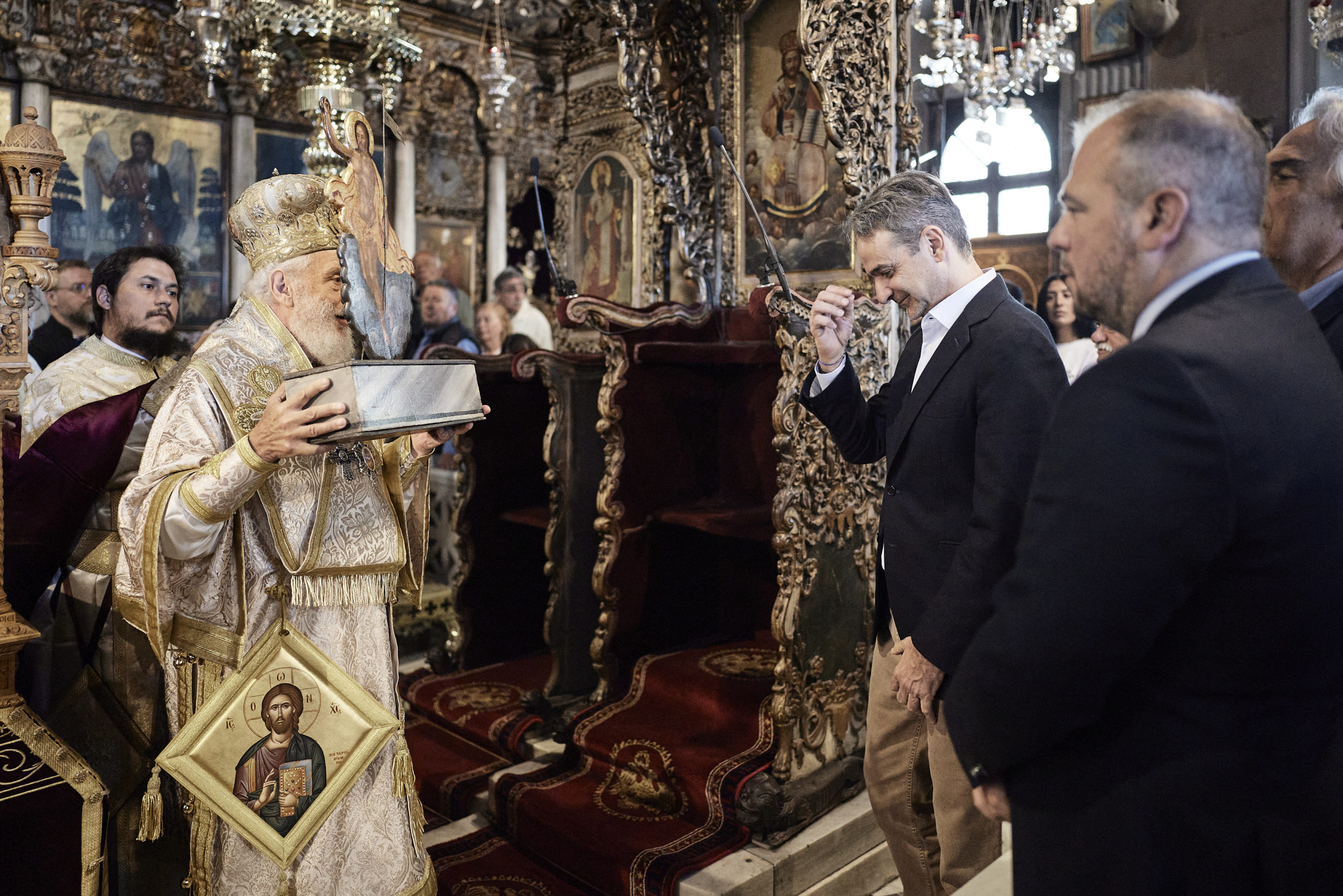 Κυριάκος Μητσοτάκης: Παρακολούθησε τη Θεία Λειτουργία της πρώτης Αναστάσεως στον Ιερό Ναό Ευαγγελιστρίας της Τήνου