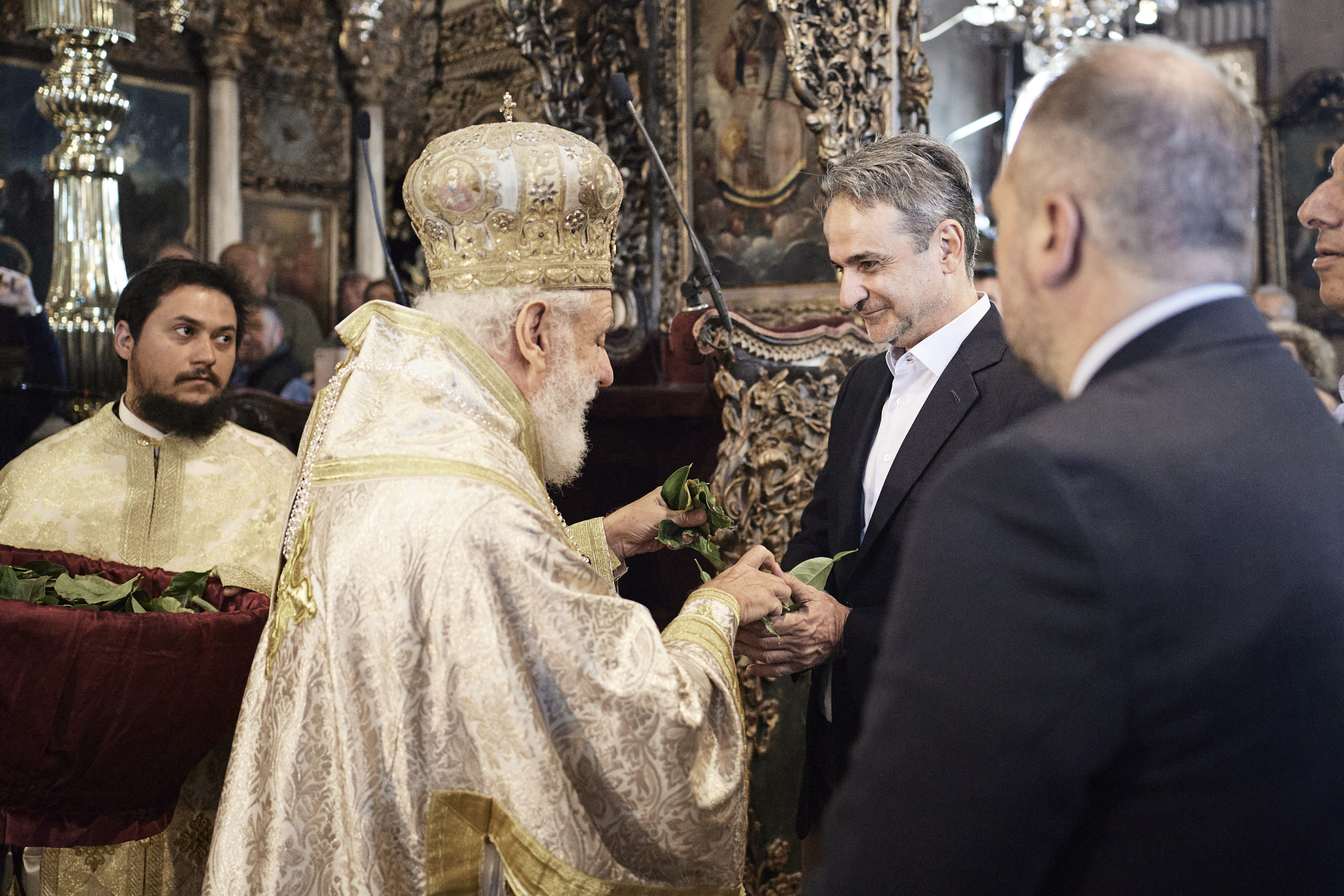 Κυριάκος Μητσοτάκης: Παρακολούθησε τη Θεία Λειτουργία της πρώτης Αναστάσεως στον Ιερό Ναό Ευαγγελιστρίας της Τήνου