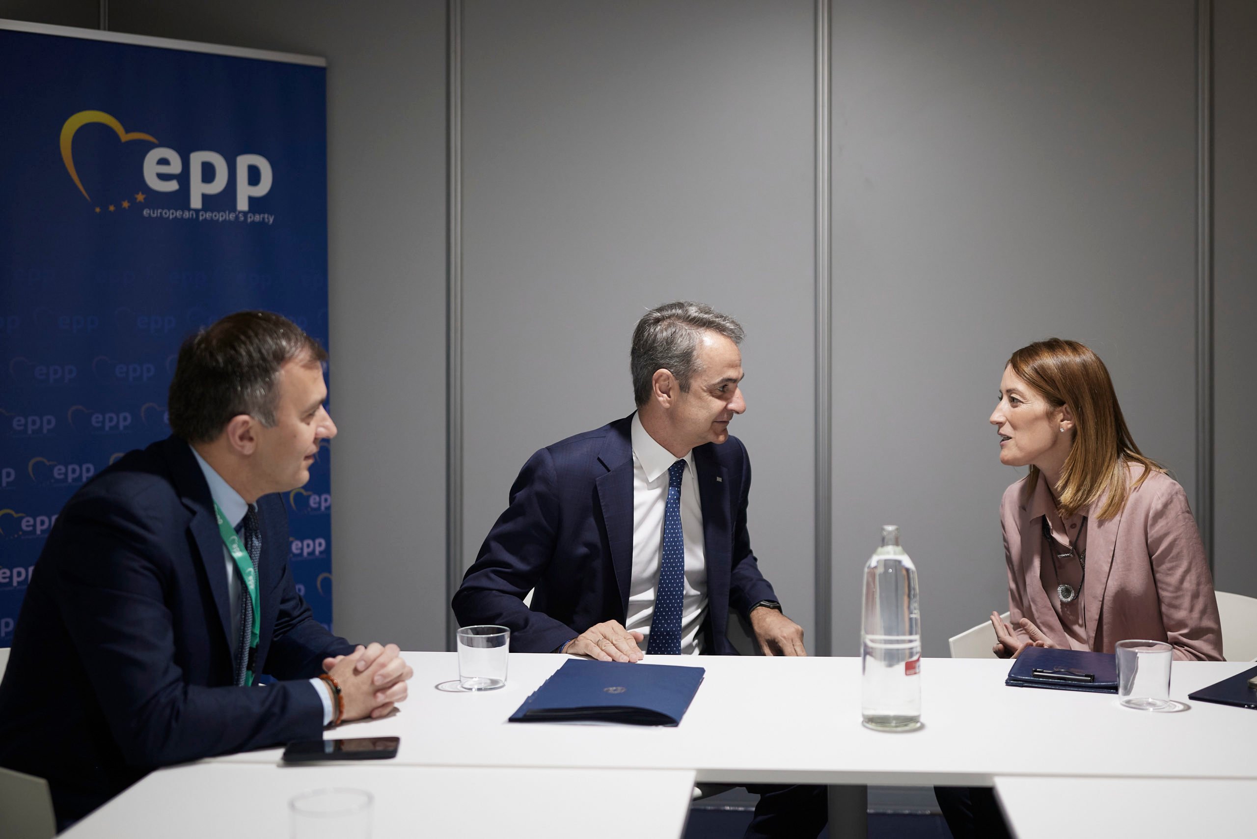 Μητσοτάκης: Συνεχίζεται το μπαράζ επαφών στο περιθώριο της 2ης ημέρας του συνεδρίου του ΕΛΚ