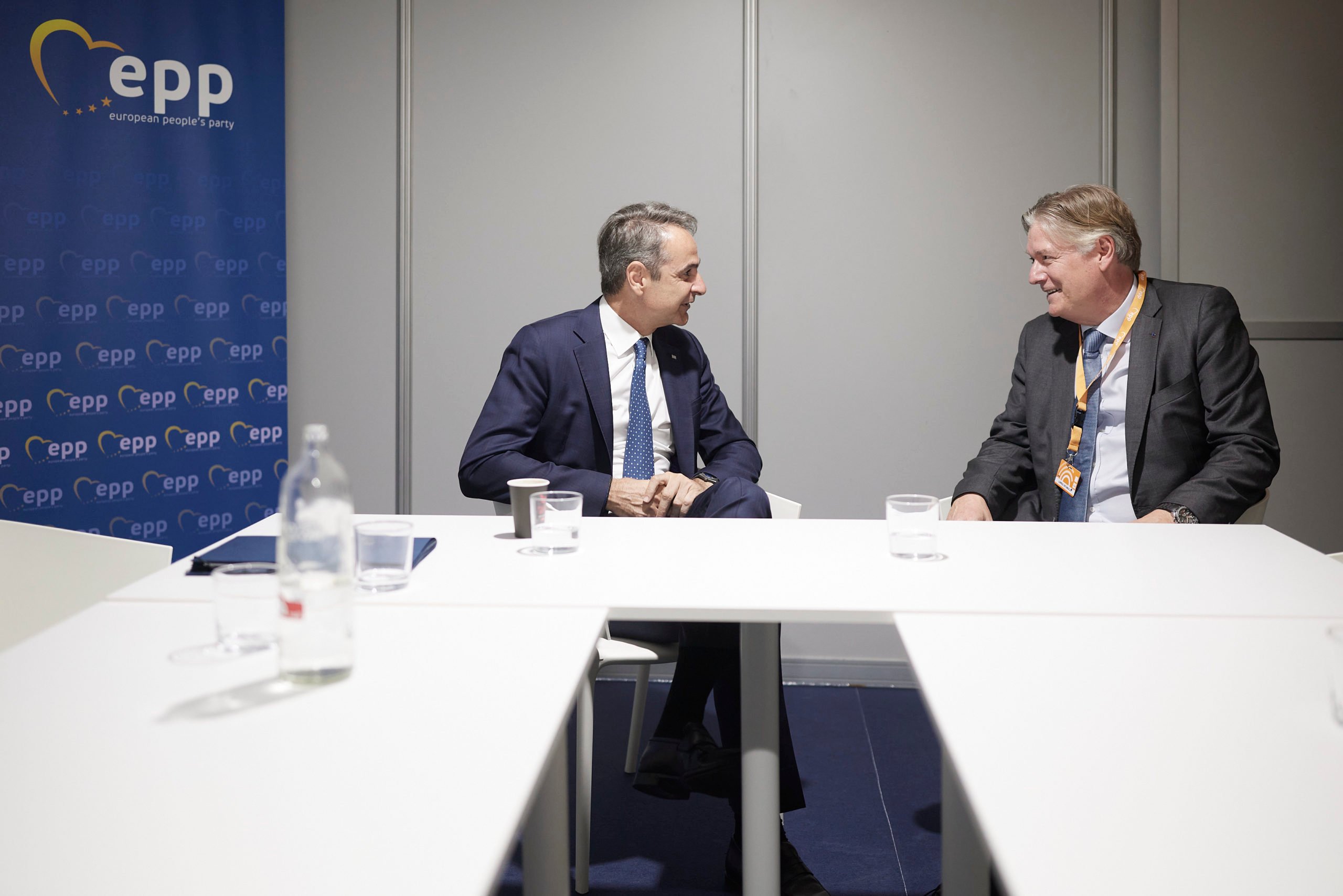Μητσοτάκης: Συνεχίζεται το μπαράζ επαφών στο περιθώριο της 2ης ημέρας του συνεδρίου του ΕΛΚ